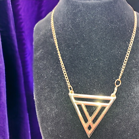 Large Triangle Pendant & Helen Chain 16.25 Inch Necklace! - Picture 1 of 6